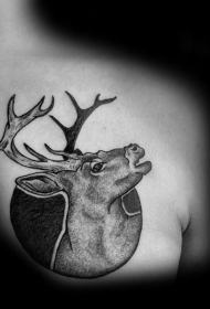 胸部黑色小鹿与圆形纹身图案