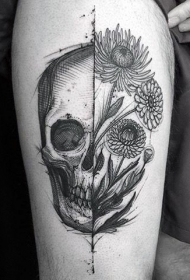 大腿雕刻风格黑色骷髅与花朵纹身图案