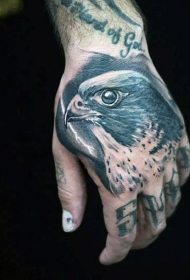 手背非常可爱的黑色鹰头部纹身图案