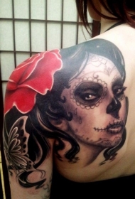 肩部死亡女郎与一朵玫瑰纹身图案