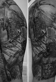 手臂壮观的黑白斯巴达战士纹身图案