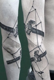 手臂黑灰太空卫星与行星纹身图案