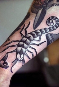 小臂简单的黑色点刺蝎子纹身图案