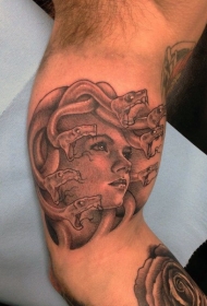 大臂可爱的美杜莎与蛇纹身图案