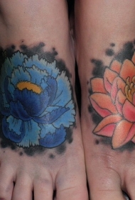 漂亮的蓝色和粉红色莲花脚背纹身图案