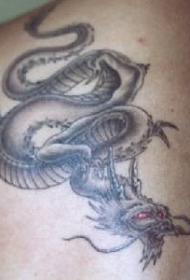 肩部智慧的中国龙纹身图案