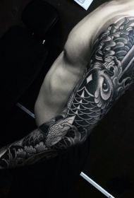 手臂黑白鲤鱼与各种花卉纹身图案