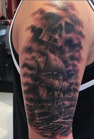 大臂非常逼真的黑色海浪帆船纹身图案