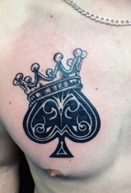 胸部小黑符号和皇冠纹身图案