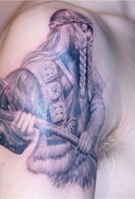 黑白海盗斧头肩部纹身图案