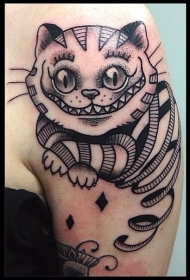 肩部黑白滑稽爱丽丝梦游仙境猫纹身图案