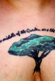 胸部蓝色的树纹身图案