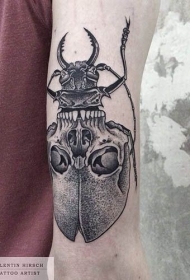 手臂黑色点刺骷髅甲虫纹身图案