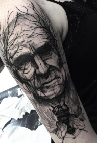 大臂黑色的神秘老人肖像与苍蝇纹身图案