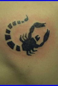 黑色部落蝎子背部纹身图案
