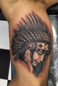 大臂内侧令人印象深刻的黑色印度女人纹身图案