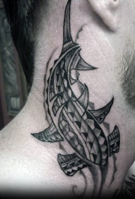 颈部黑色波利尼西亚风格锤头鲨纹身图案