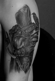 手臂黑色的黑暗战士与乌鸦纹身图案