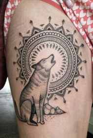 大腿华丽的黑色孤独狼与部落月亮纹身图案
