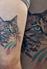 大腿绿眼睛的猫纹身图案
