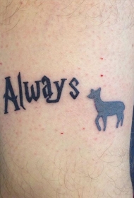 简约的黑色小鹿剪影与字母纹身图案