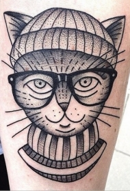 手臂华丽的黑色点刺猫与眼镜纹身图案