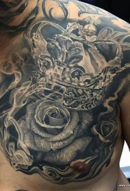 胸部雕刻风格皇冠与玫瑰纹身图案