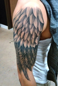 大臂简单的黑白幻想翅膀纹身图案
