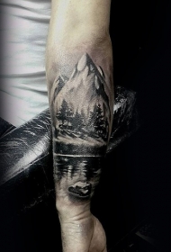小臂黑白森林和湖泊纹身图案