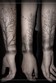 手臂黑色森林与小鸟纹身图案