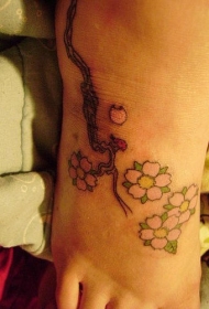 脚背树枝与花朵纹身图案