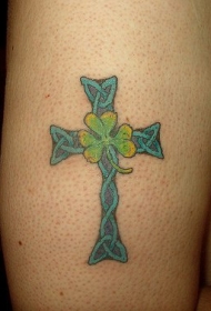 绿色凯尔特结十字架与三叶草纹身图案