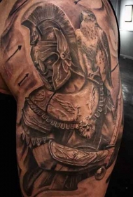 大臂惊人的黑白古代战士与鹰纹身图案