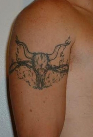 大臂公牛颅骨和荆棘臂环纹身图案