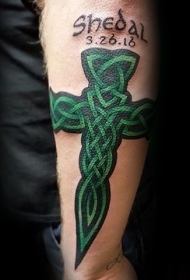 手臂绿色的凯尔特十字架和字母纹身图案