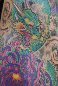 绿色中国龙和菊花纹身图案