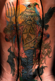 小臂令人难以置信的五彩稻草人和乌鸦纹身图案