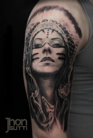 大臂黑灰风格印度妇女与烟雾纹身图案