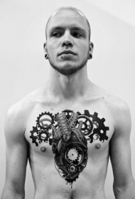 男性胸部黑色机械心脏与齿轮纹身图案