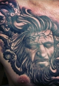 胸部黑灰男性肖像与章鱼纹身图案