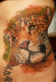 侧肋写实彩绘猎豹头部与字符纹身图案