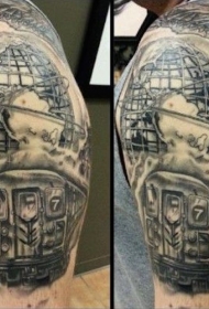 肩部纽约主题的黑白城市火车和地球纹身图案