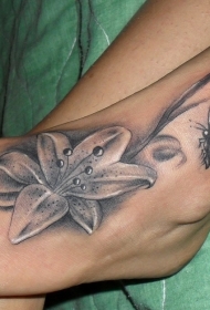脚背百合花与蝴蝶纹身图案