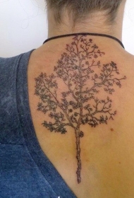 背部逼真的黑色树纹身图案