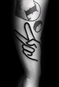 小臂简单的黑色人手纹身图案