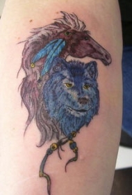 蓝色的狼与棕色的马纹身图案