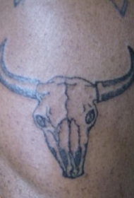 普通的公牛骷髅纹身图案