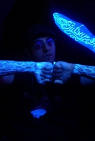 男性手臂抽象字母荧光纹身图案