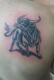 背部黑色公牛纹身图案