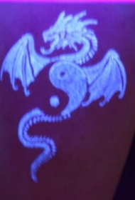 荧光龙和阴阳八卦纹身图案